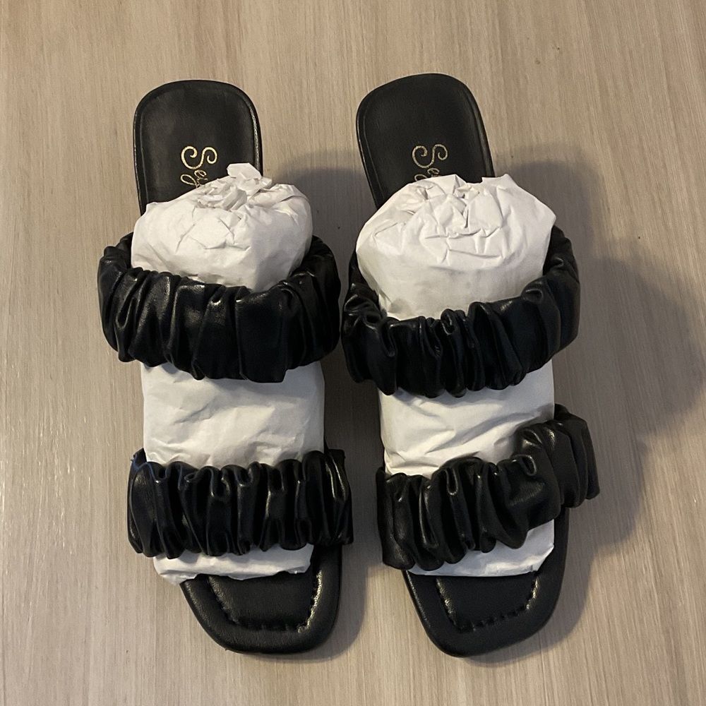 Seychelles Black Ruffled Slide Sandals
